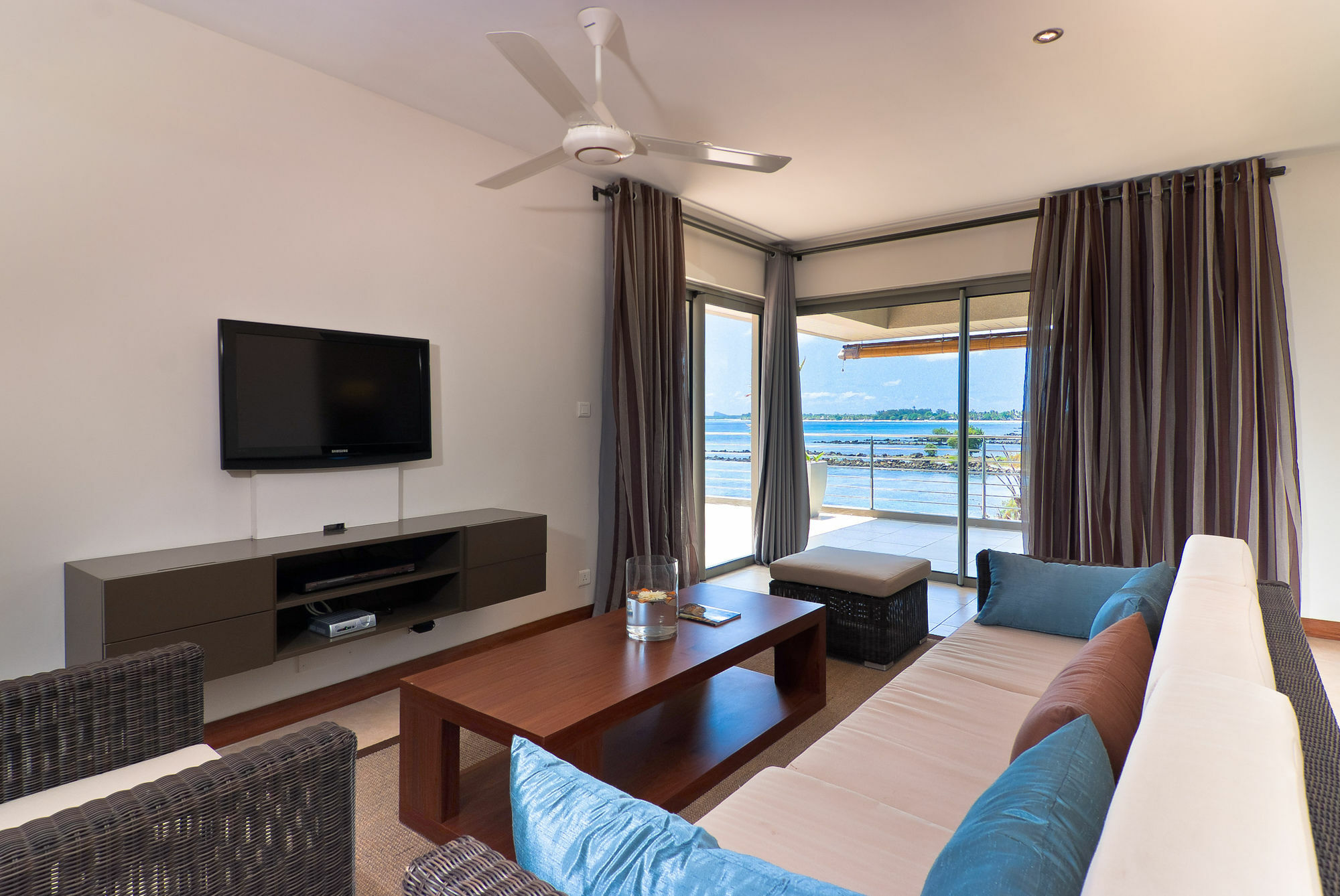 Bon Azur Beachfront Suites & Penthouses With Lov Тро-о-Біше Екстер'єр фото