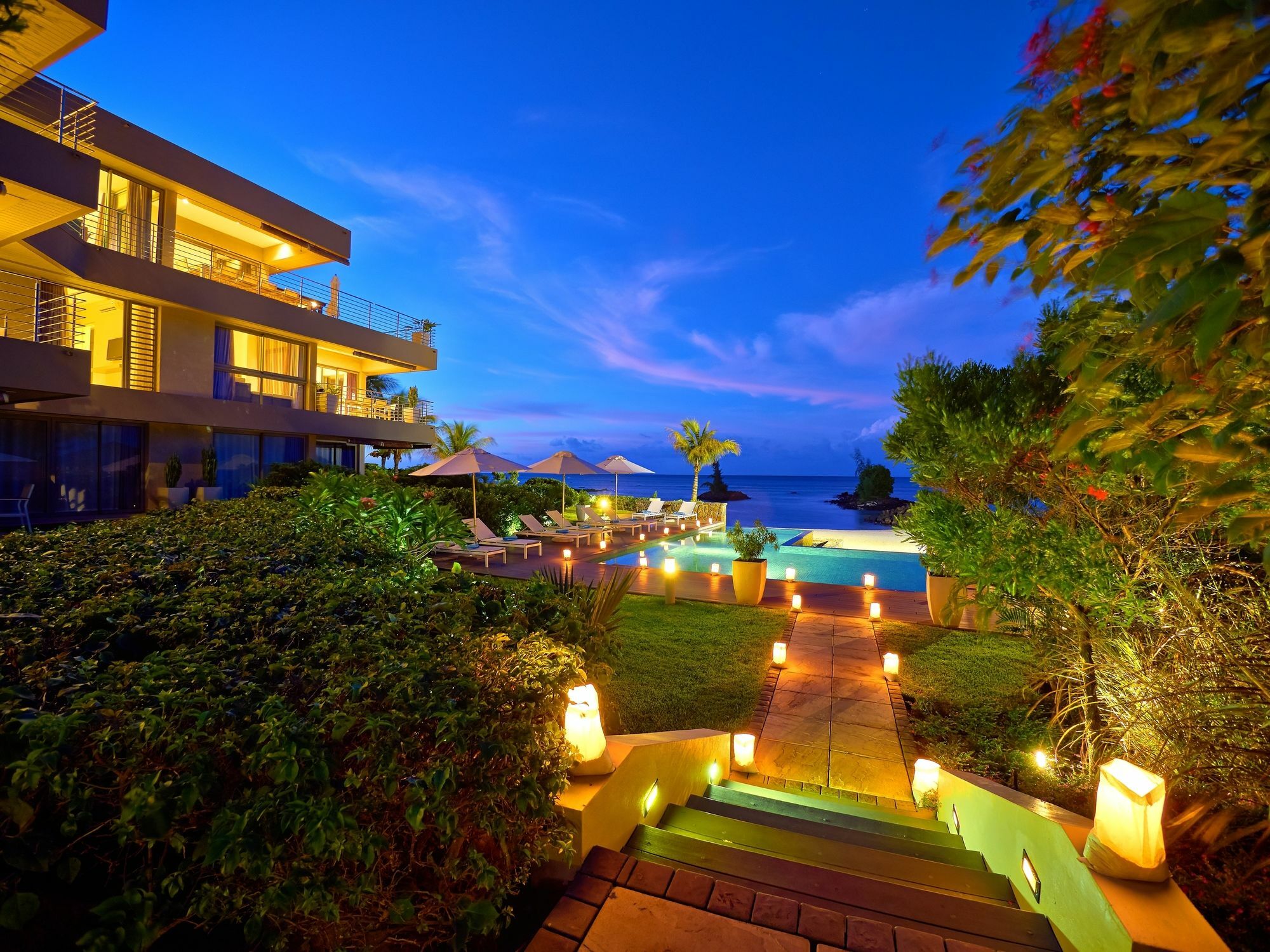 Bon Azur Beachfront Suites & Penthouses With Lov Тро-о-Біше Екстер'єр фото